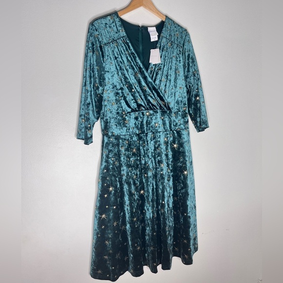 Her Universe Retro Star Velvet Dress Plus Size - Picture 3 of 15